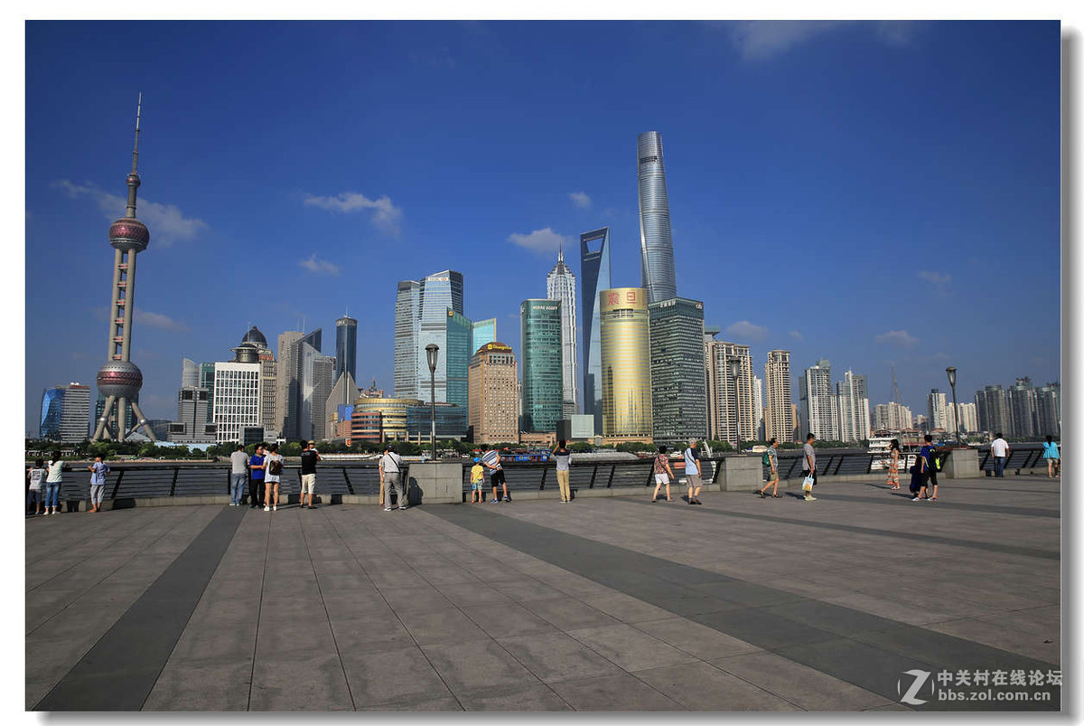 蓝天白云下的上海外滩景色4