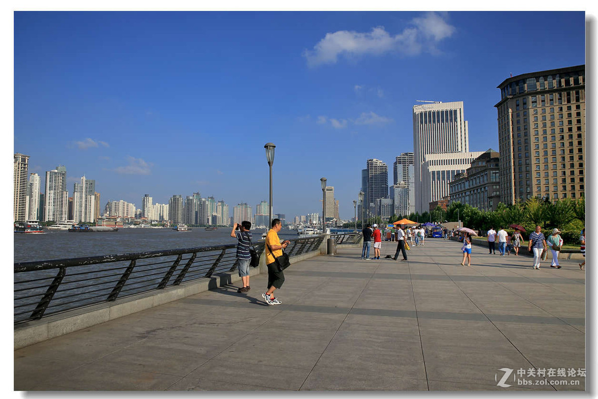 蓝天白云下的上海外滩景色4