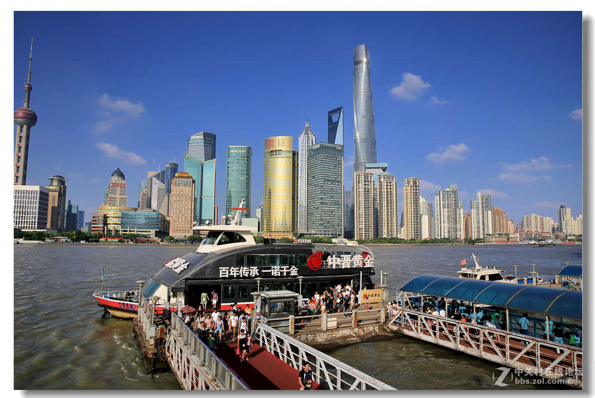 蓝天白云下的上海外滩景色4