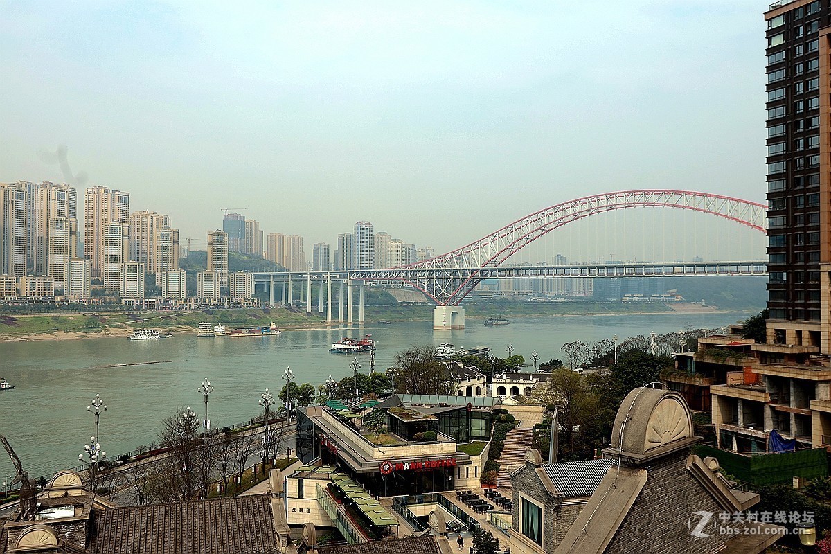 在弹子石老街观景台上看长江