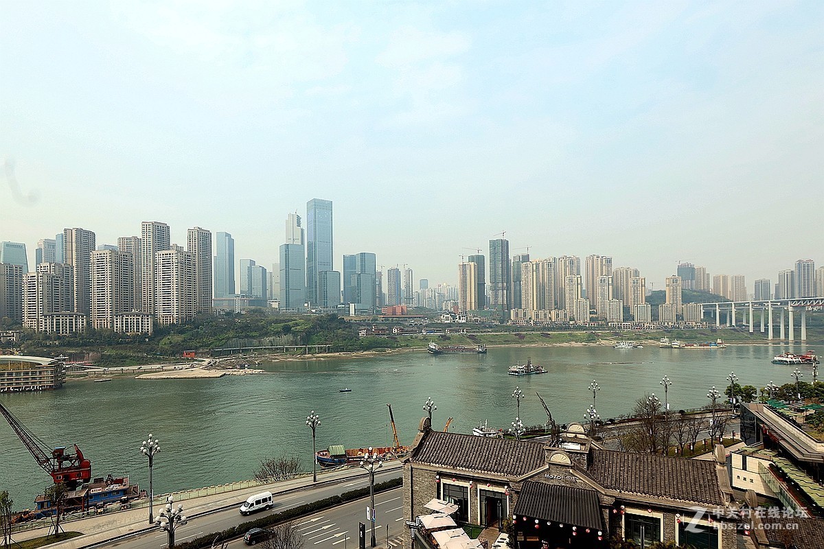 在弹子石老街观景台上看长江