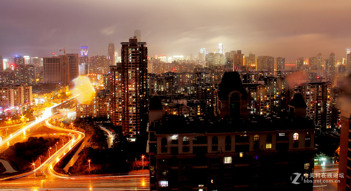 暴雨中从28楼窗缝看到的奇异夜景