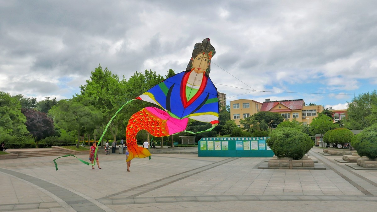 《乱》指的是片的内容各不同，不系统，看着什么能出理想的片就拍什么。哈哈！