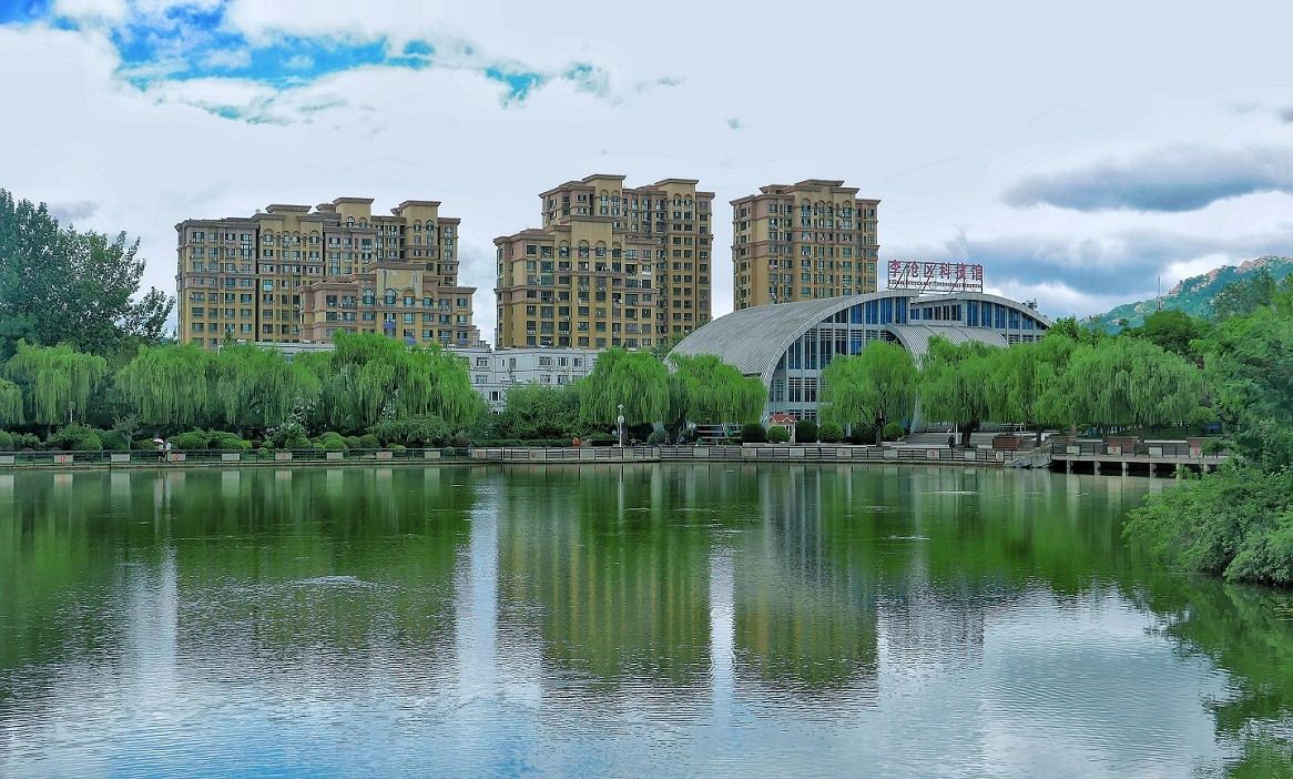 《乱》指的是片的内容各不同,不系统,看着什么能出理想的片就拍什么。哈哈!