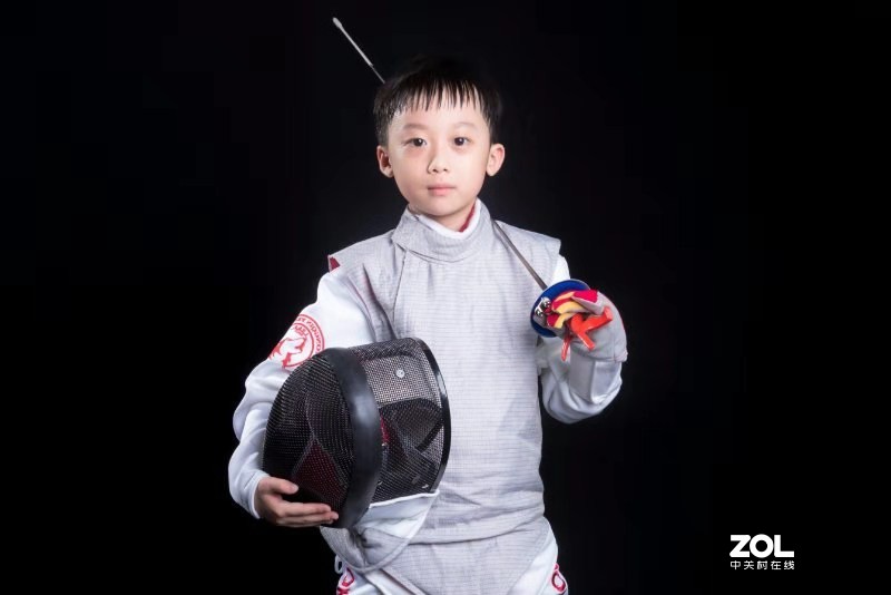 横戈击剑未足豪，落笔纵横风雨疾