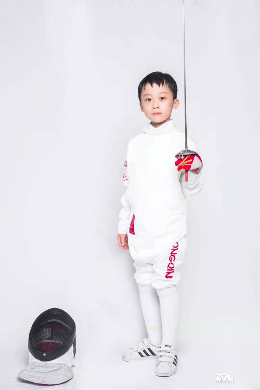 横戈击剑未足豪，落笔纵横风雨疾