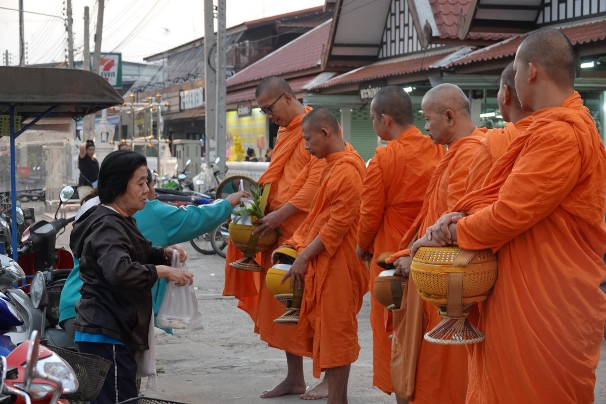泰北租车自驾游--素可泰早晨僧人布施