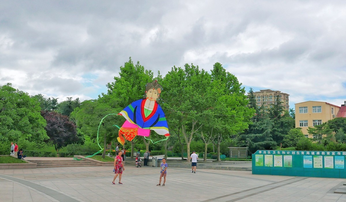 《乱》指的是片的内容各不同，不系统，看着什么能出理想的片就拍什么。哈哈！