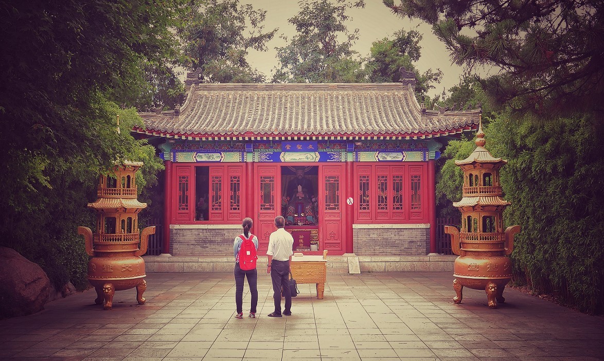 《乱》指的是片的内容各不同，不系统，看着什么能出理想的片就拍什么。哈哈！