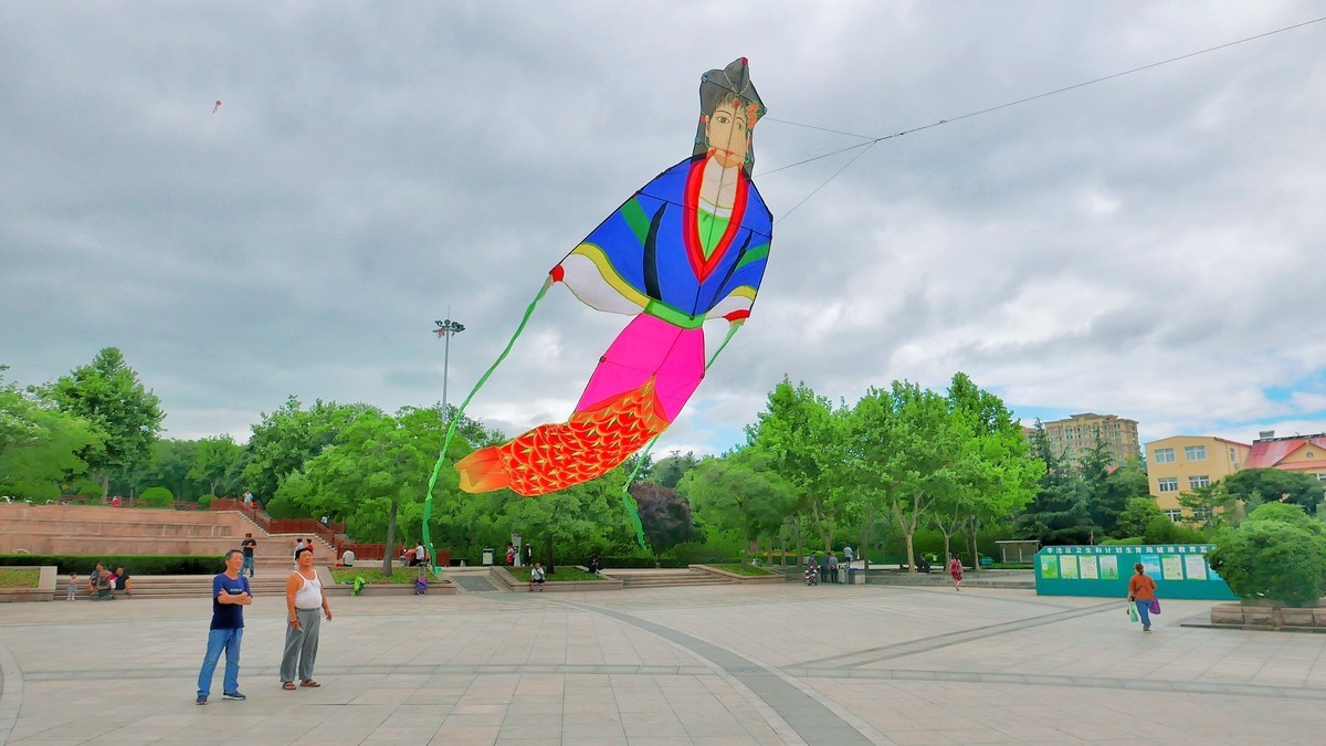 《乱》指的是片的内容各不同，不系统，看着什么能出理想的片就拍什么。哈哈！