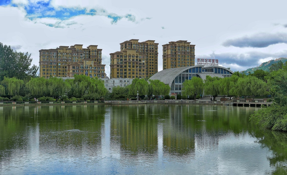 《乱》指的是片的内容各不同，不系统，看着什么能出理想的片就拍什么。哈哈！