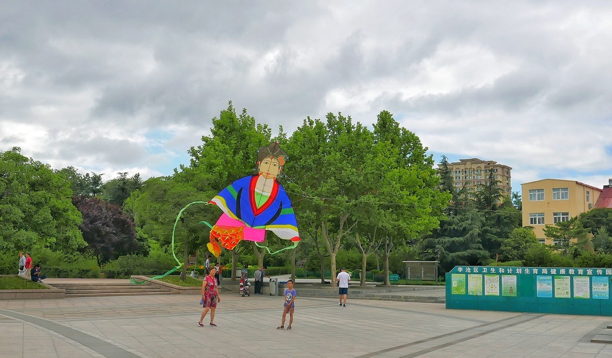 《乱》指的是片的内容各不同，不系统，看着什么能出理想的片就拍什么。哈哈！