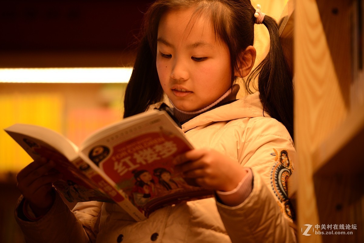 环境人像随拍——喜欢看书的小朋友