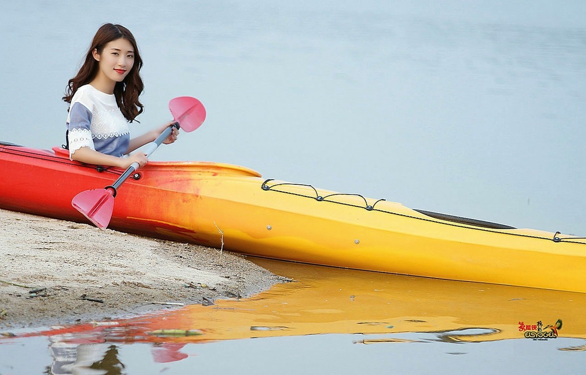 皮划艇美女莫愁