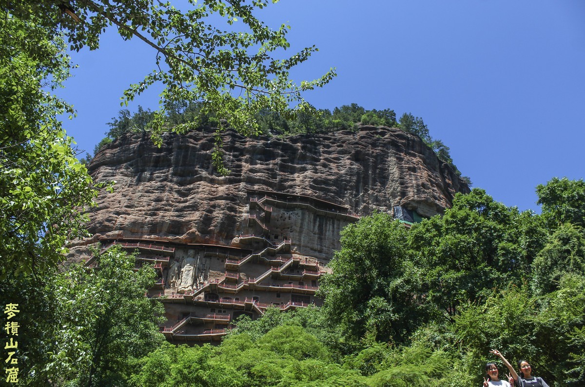 麦  积  山  石  窟
