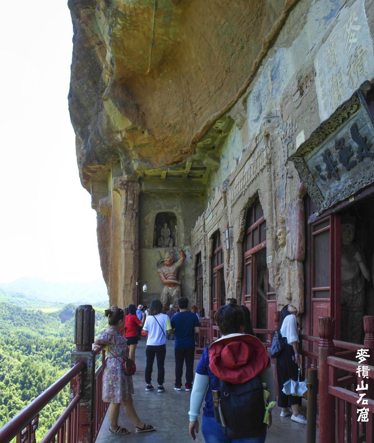麦  积  山  石  窟