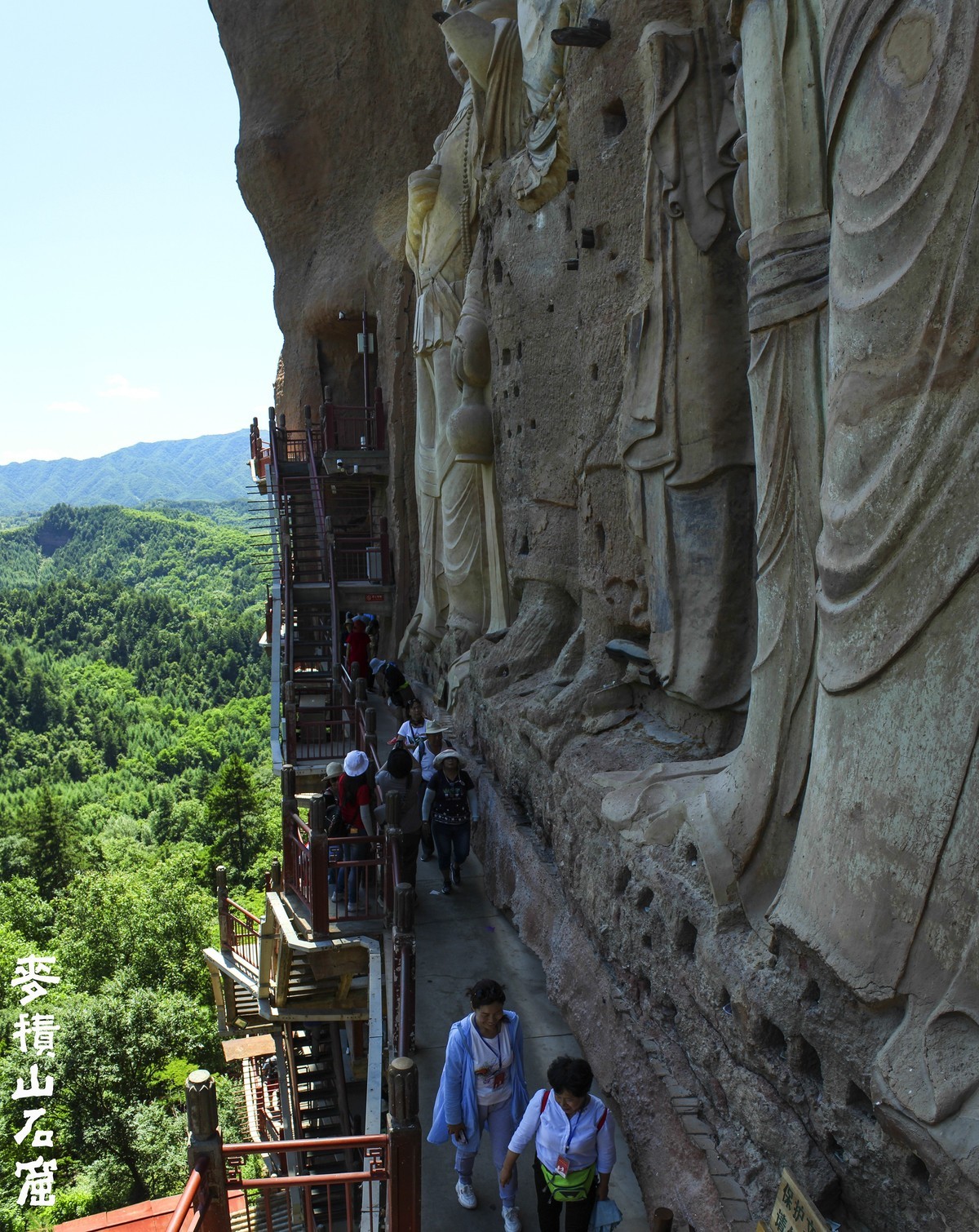 麦  积  山  石  窟