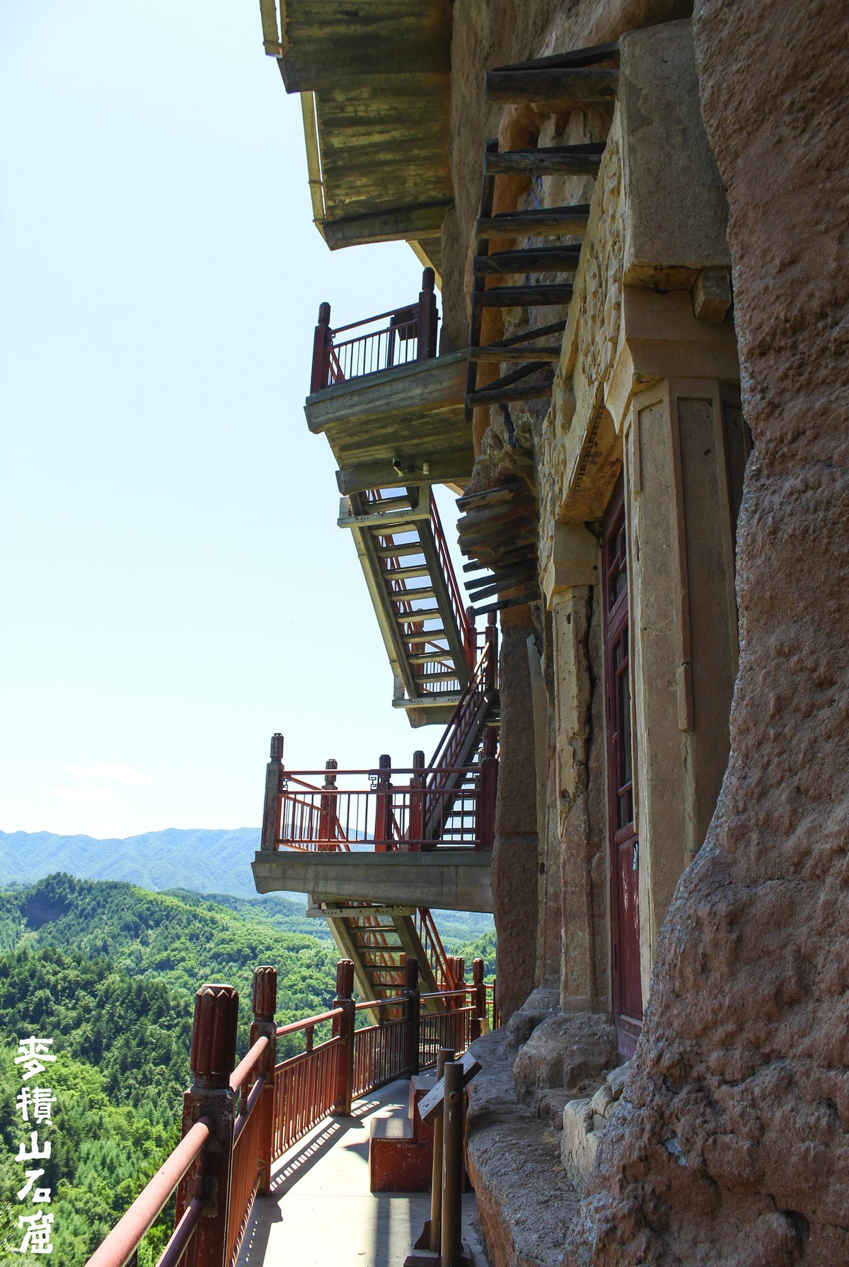 麦  积  山  石  窟