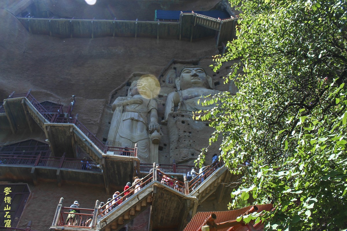 麦  积  山  石  窟