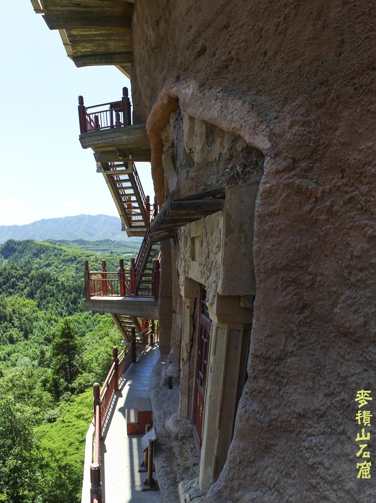 麦  积  山  石  窟