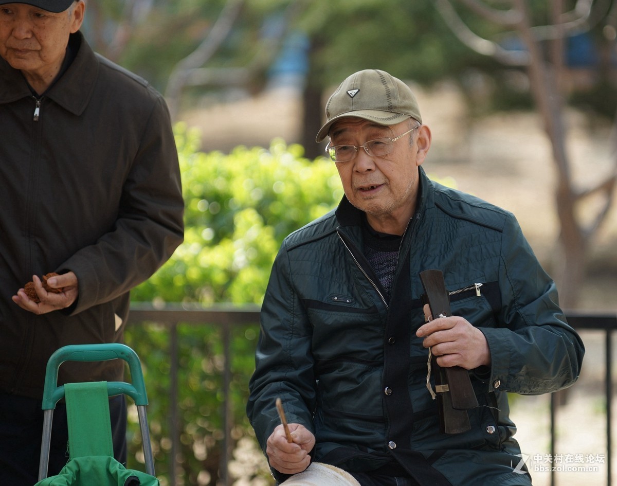 小公园里面的自愉自乐的老人一一京戏班