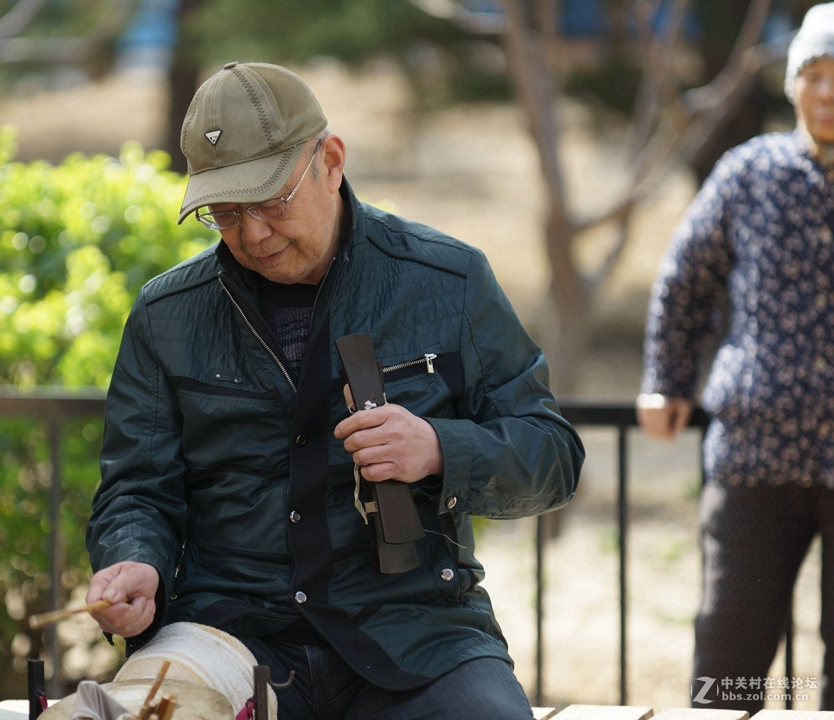 小公园里面的自愉自乐的老人一一京戏班
