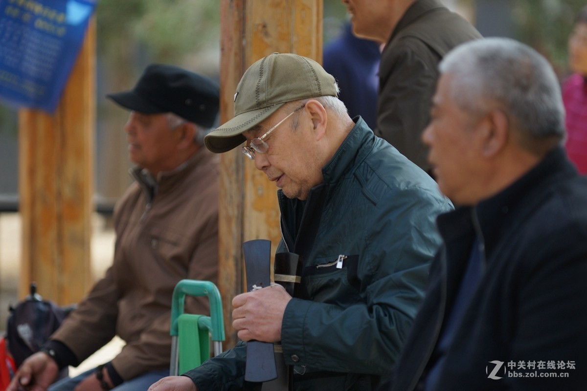 小公园里面的自愉自乐的老人一一京戏班