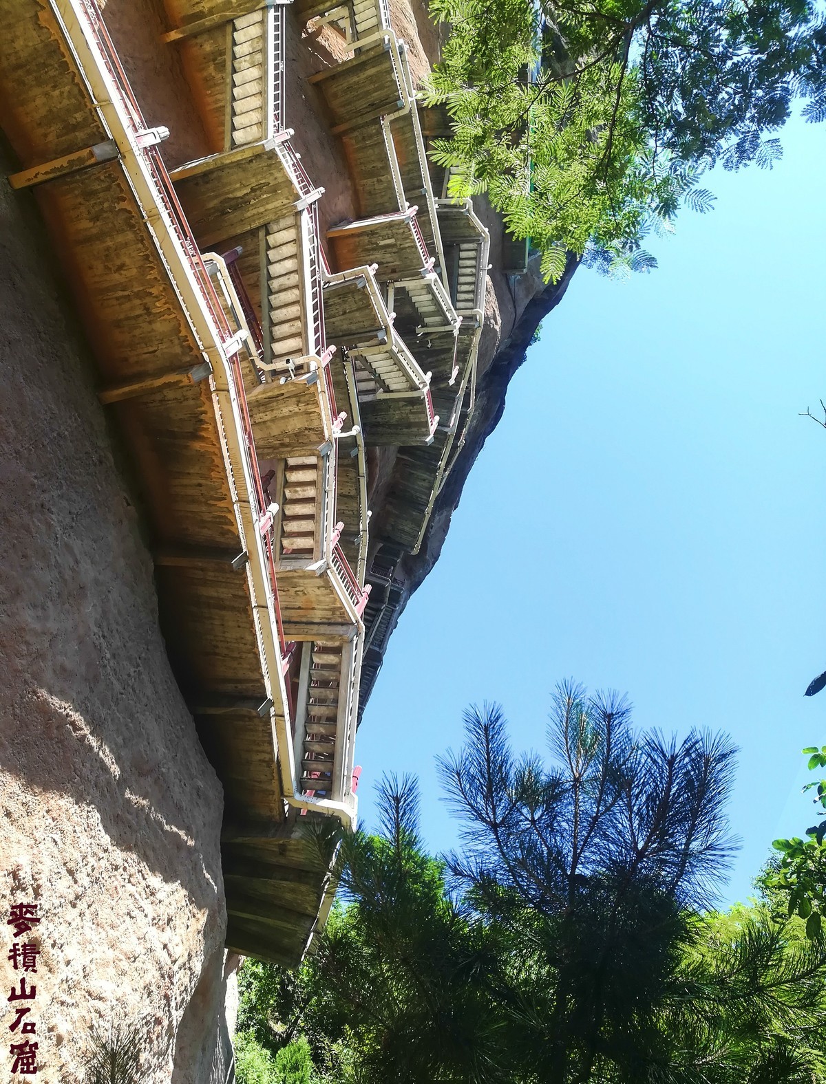 麦  积  山  石  窟