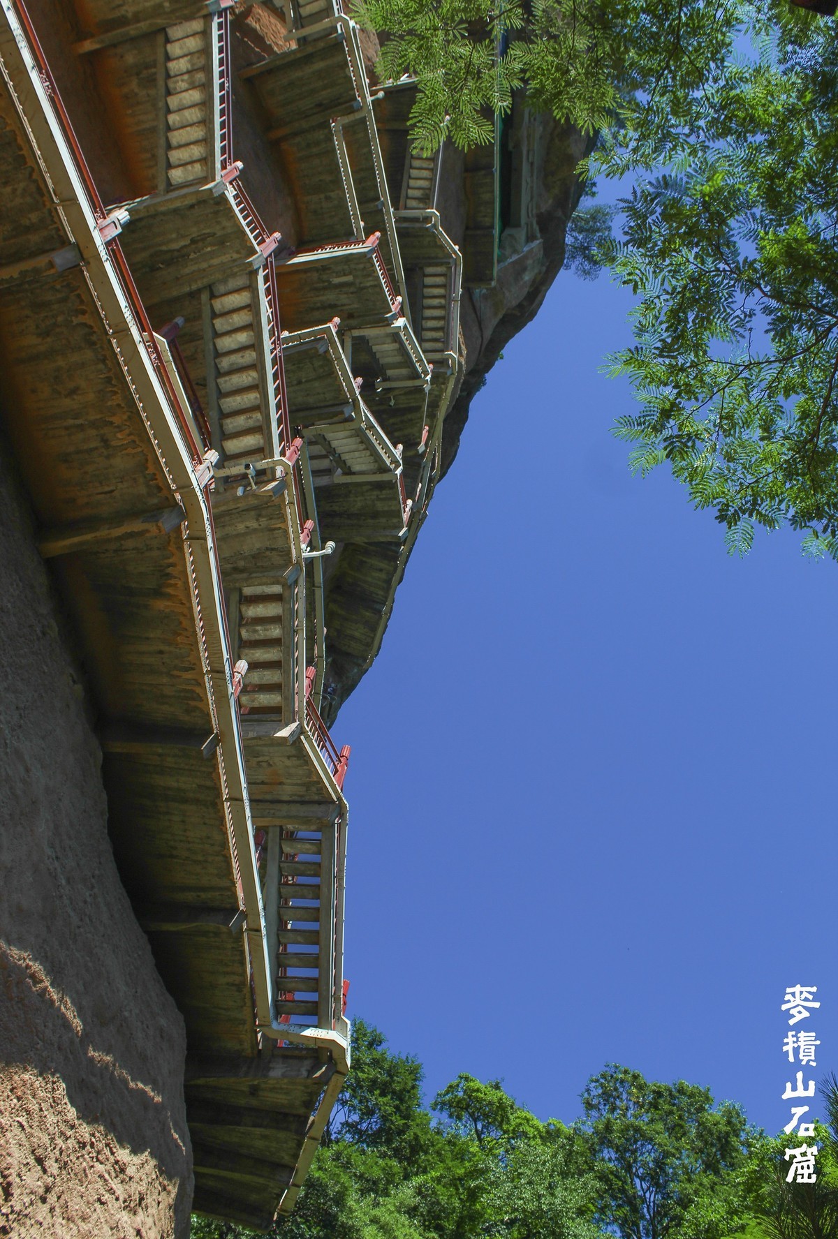 麦  积  山  石  窟