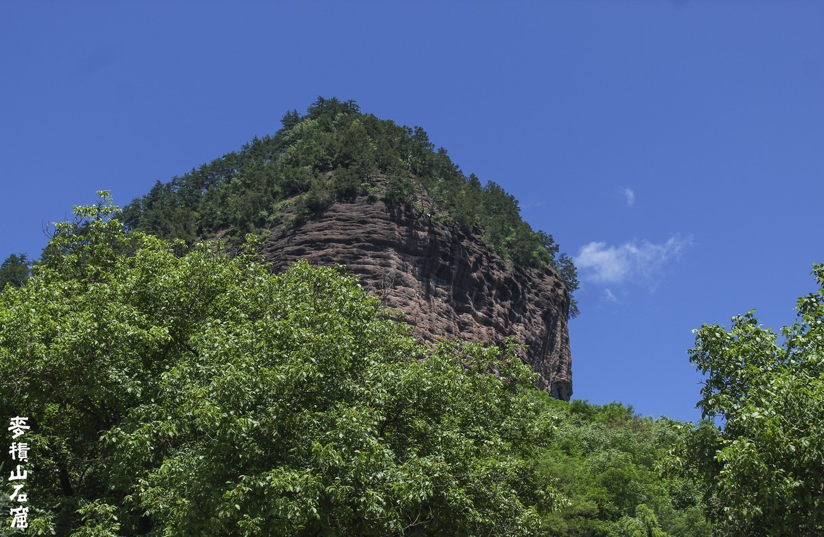 麦  积  山  石  窟
