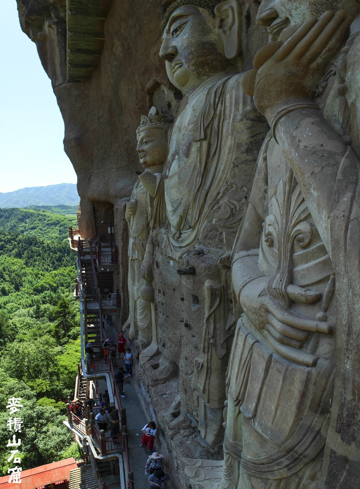 麦  积  山  石  窟