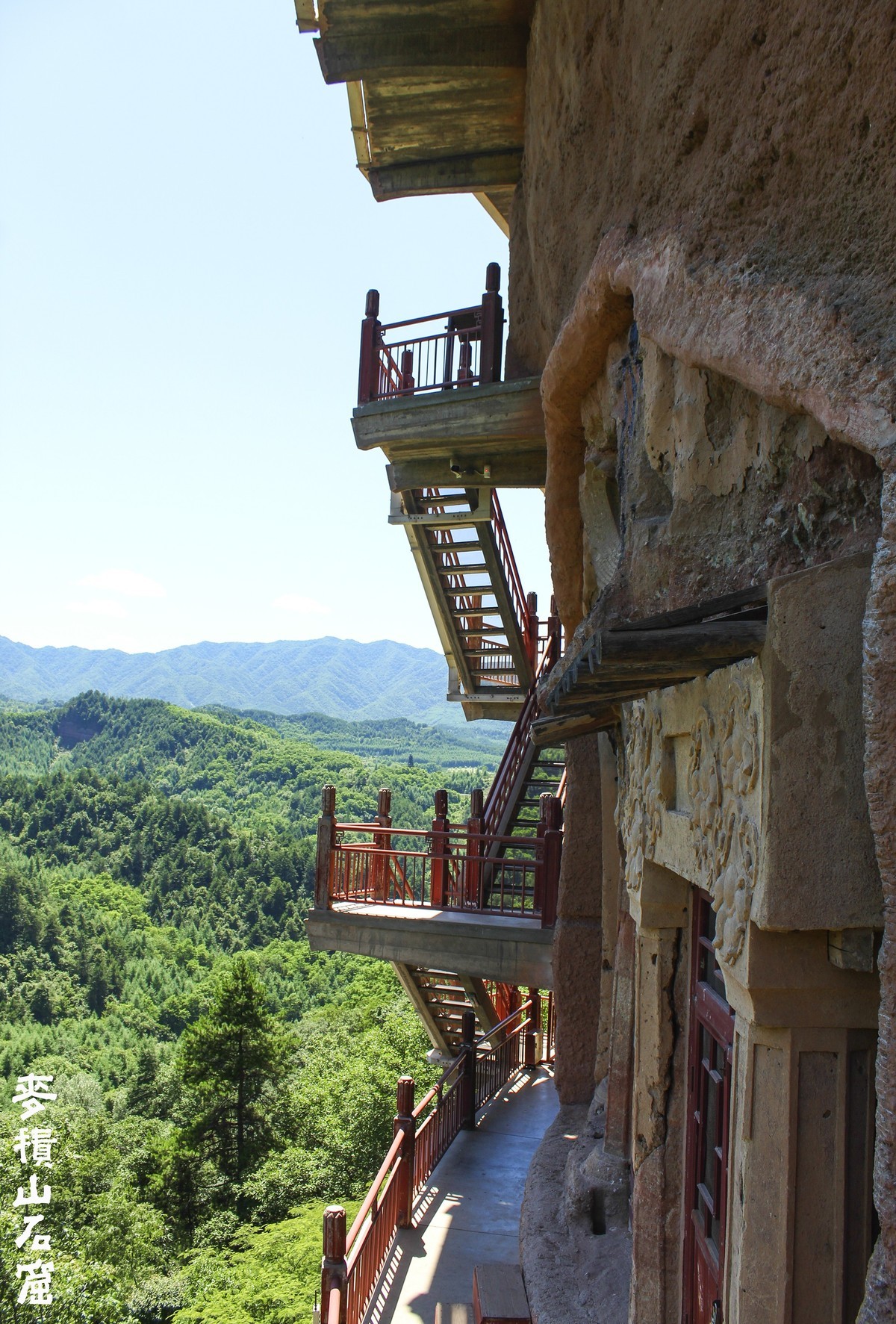 麦  积  山  石  窟