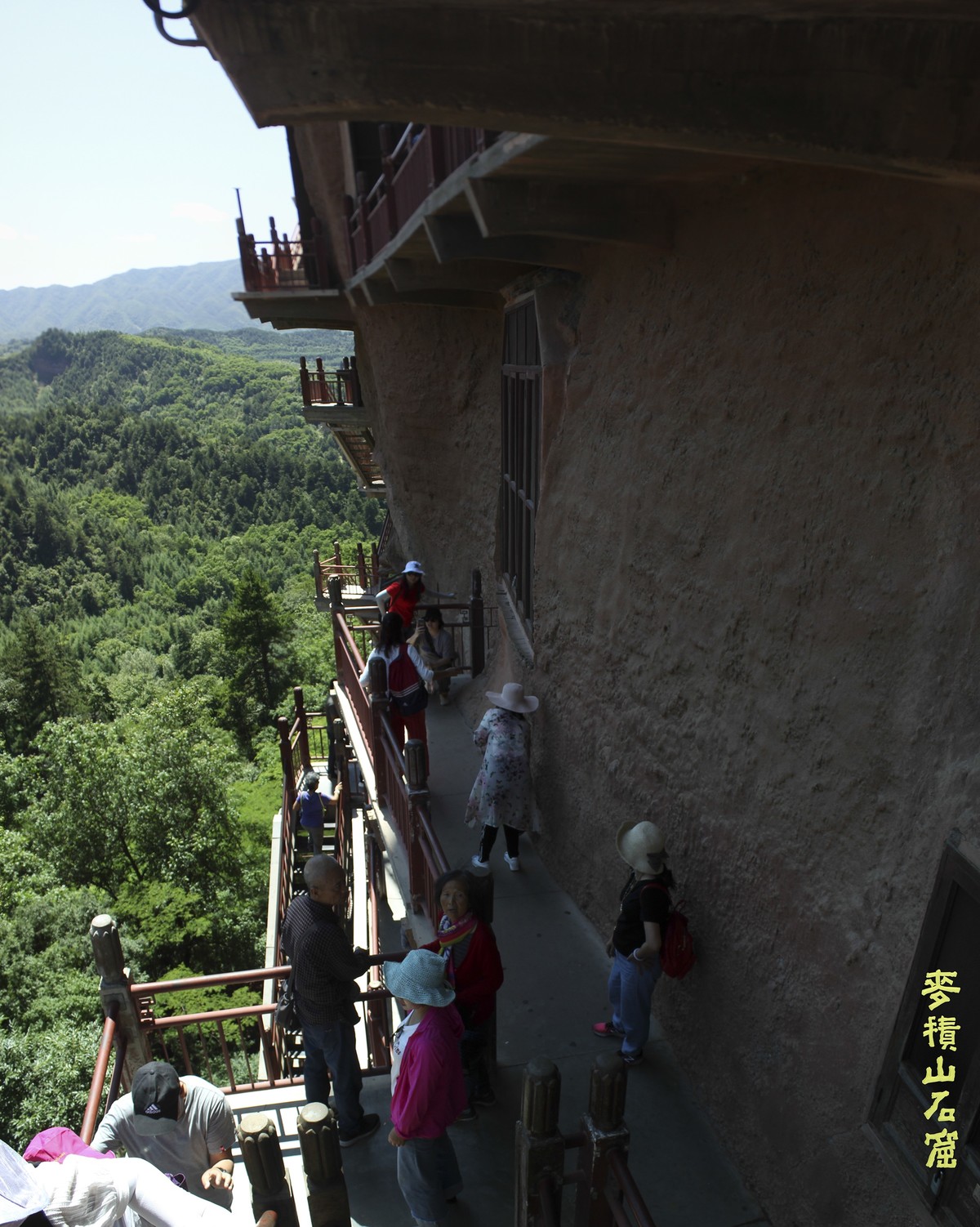 麦  积  山  石  窟