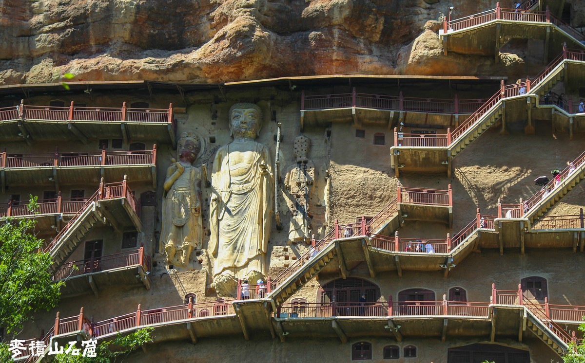 麦  积  山  石  窟