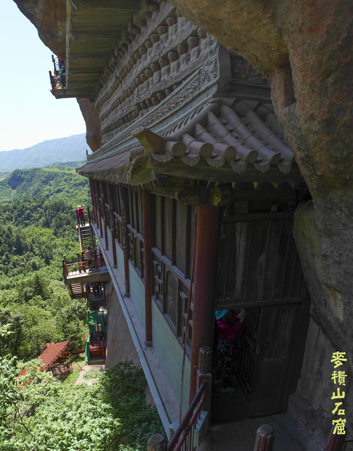 麦  积  山  石  窟