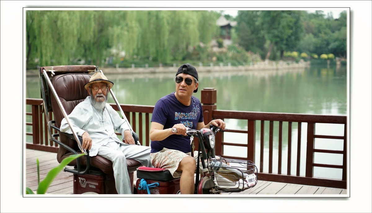 百善孝为先，好小伙陪护97岁老爸游园赏景