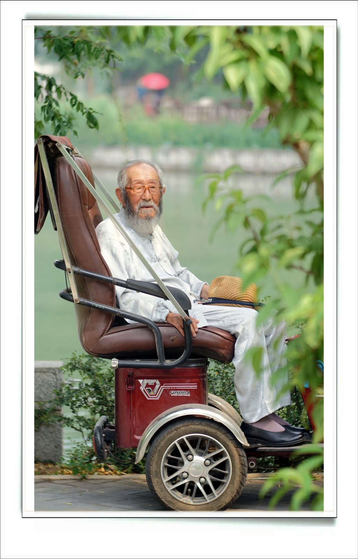 百善孝为先，好小伙陪护97岁老爸游园赏景