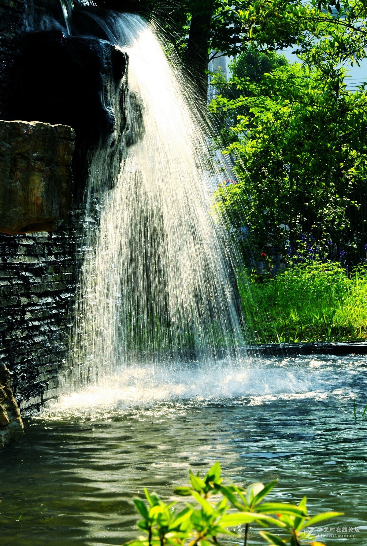 公园人造小瀑布拍摄