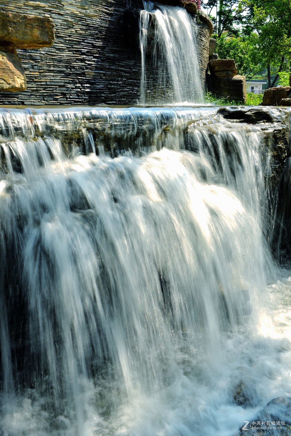 公园人造小瀑布拍摄
