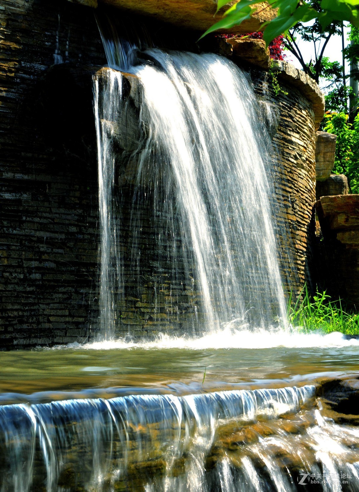 公园人造小瀑布拍摄