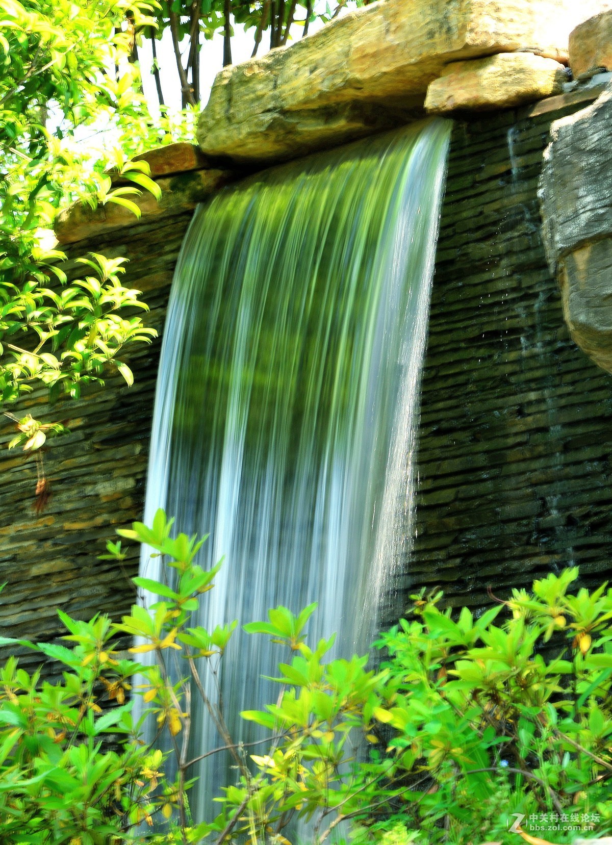 公园人造小瀑布拍摄