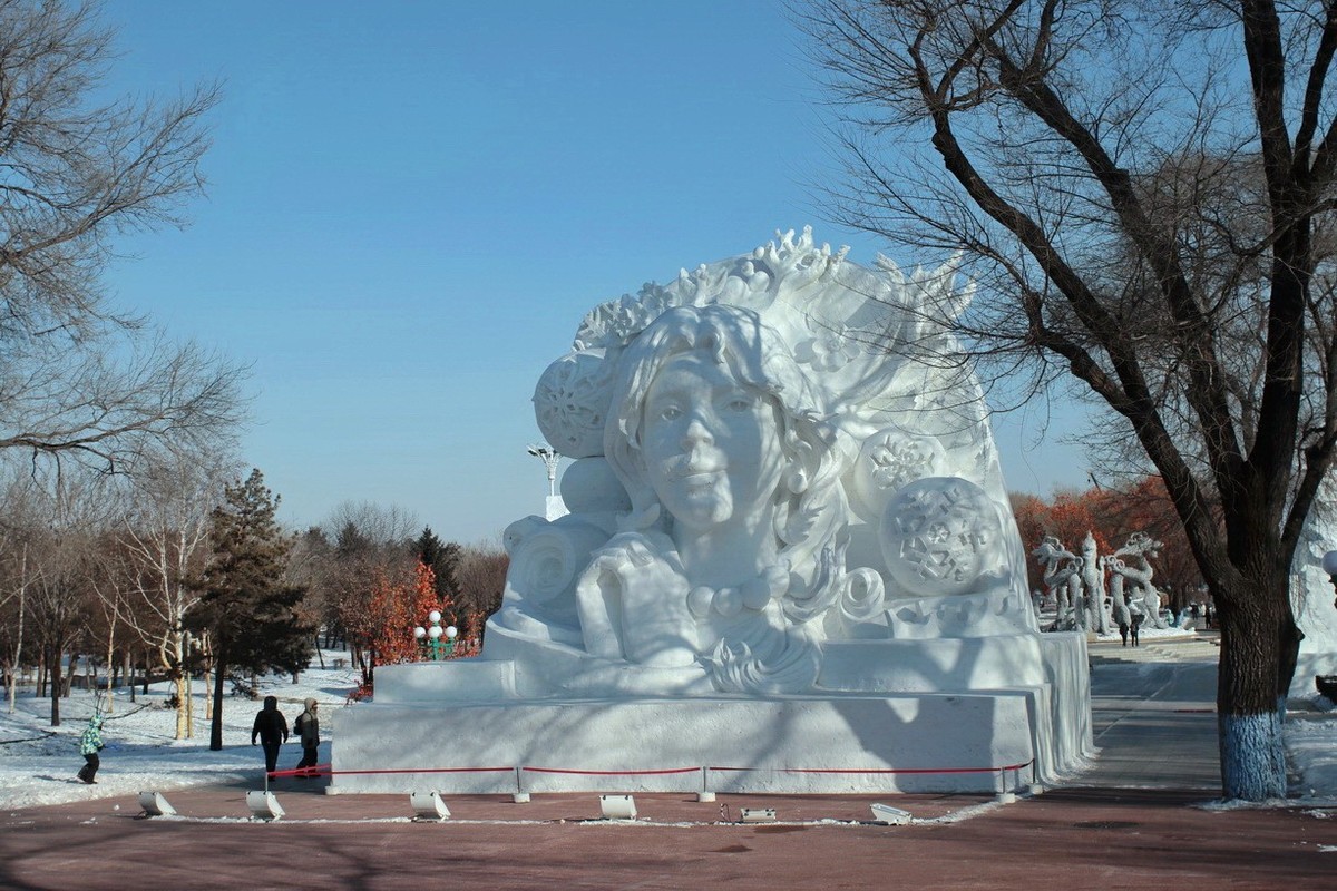二伏天赏雪雕