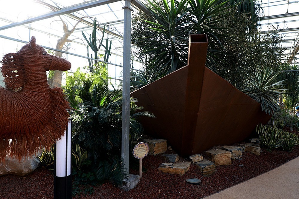 幻城仙境（1）爱丽丝大人国和小人国----拍摄于天津滨海生态农业科技园区