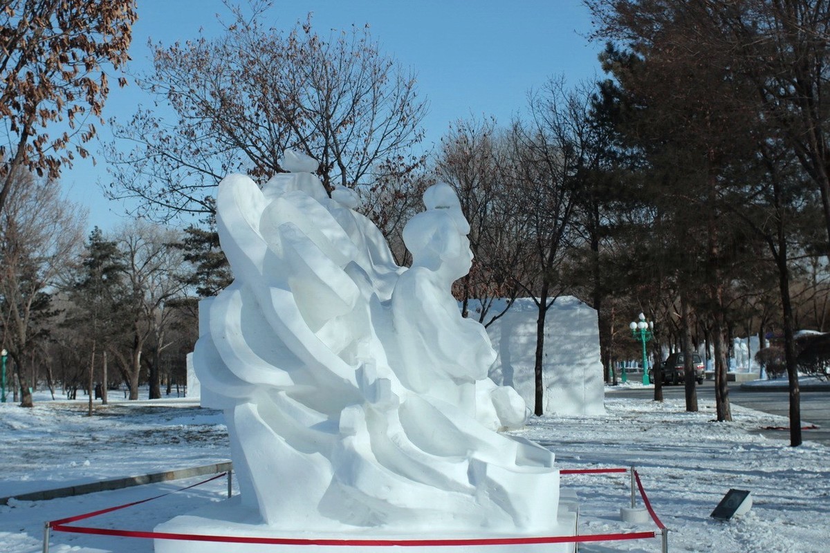 二伏天赏雪雕
