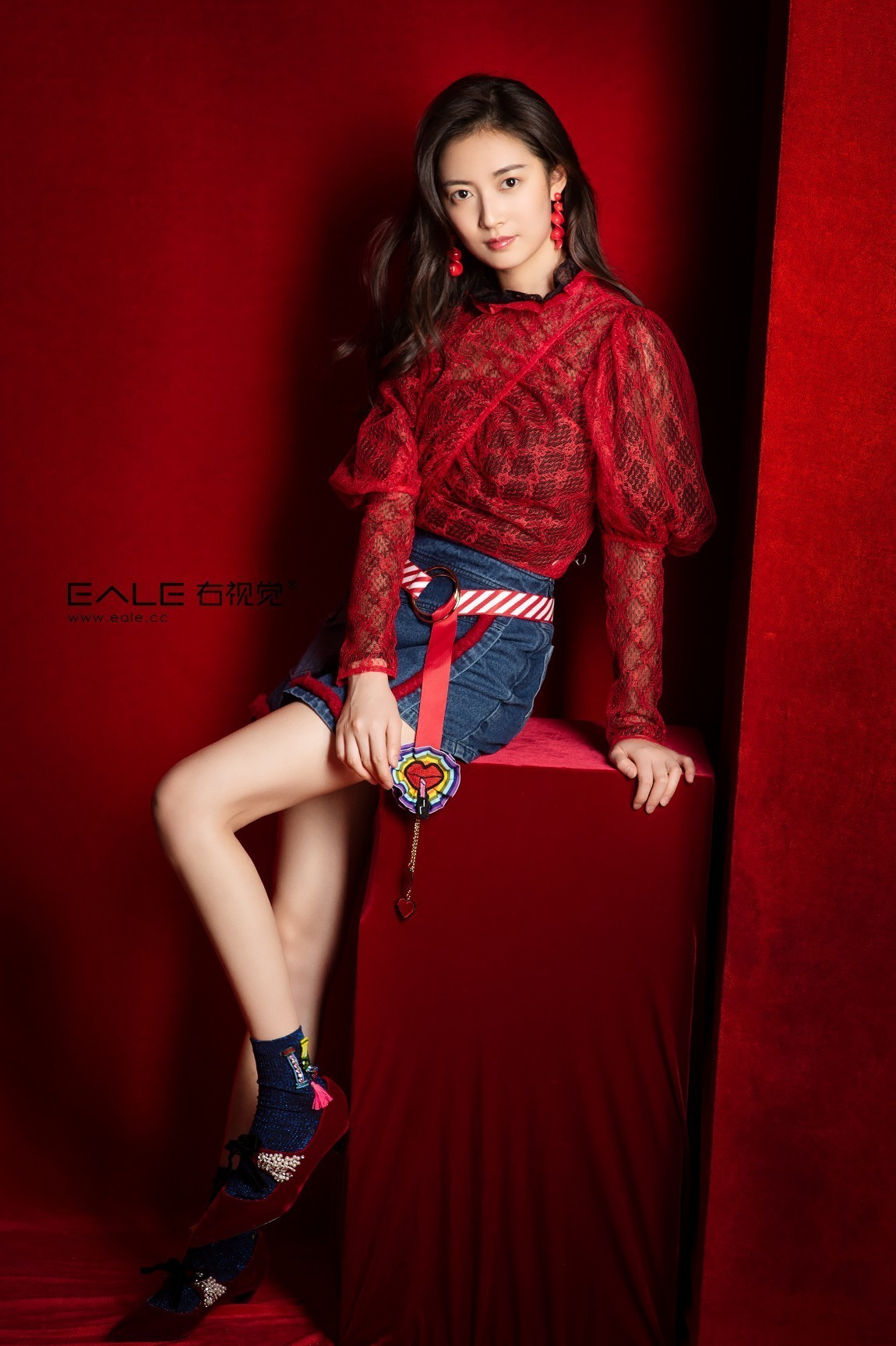 【右视觉摄影】 故人劝她有南墙，她说我偏要勉强：＂赵敏＂陈钰琪时尚写真大片