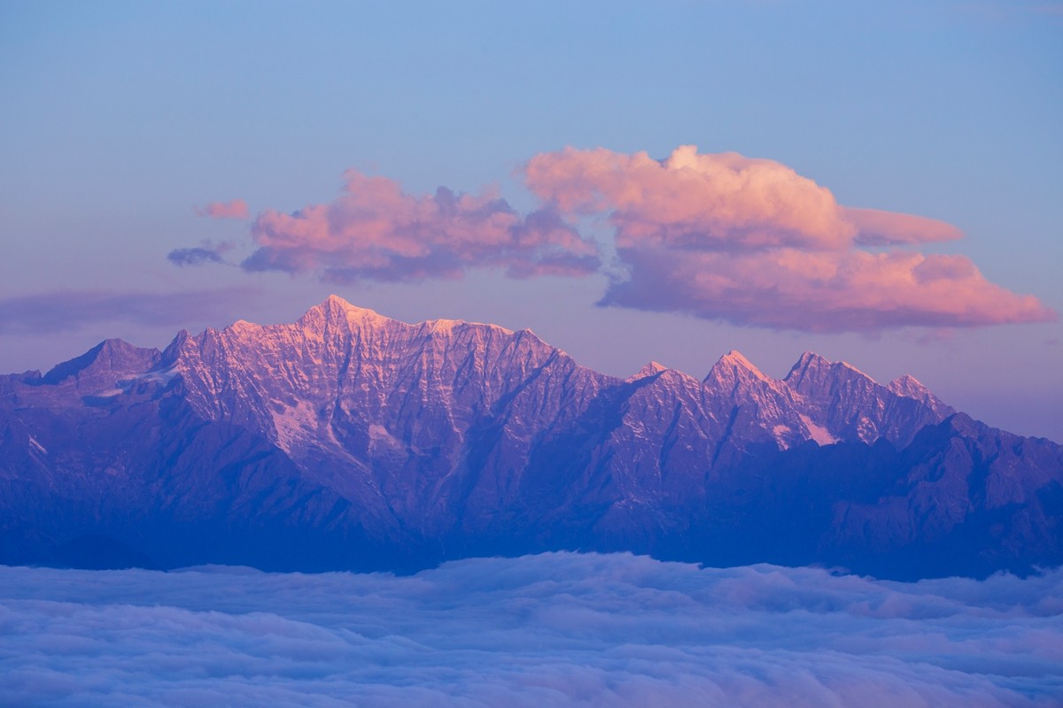 四上牛背山精彩纪实之⑦日照金山美景