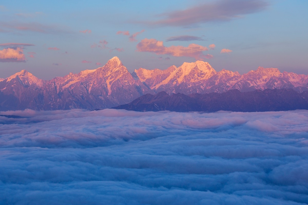 四上牛背山精彩纪实之⑦日照金山美景
