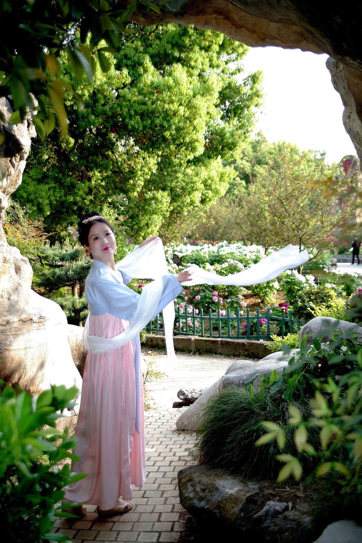 请假貼--环境人像外拍--美女老师赏花在东湖牡丹园！