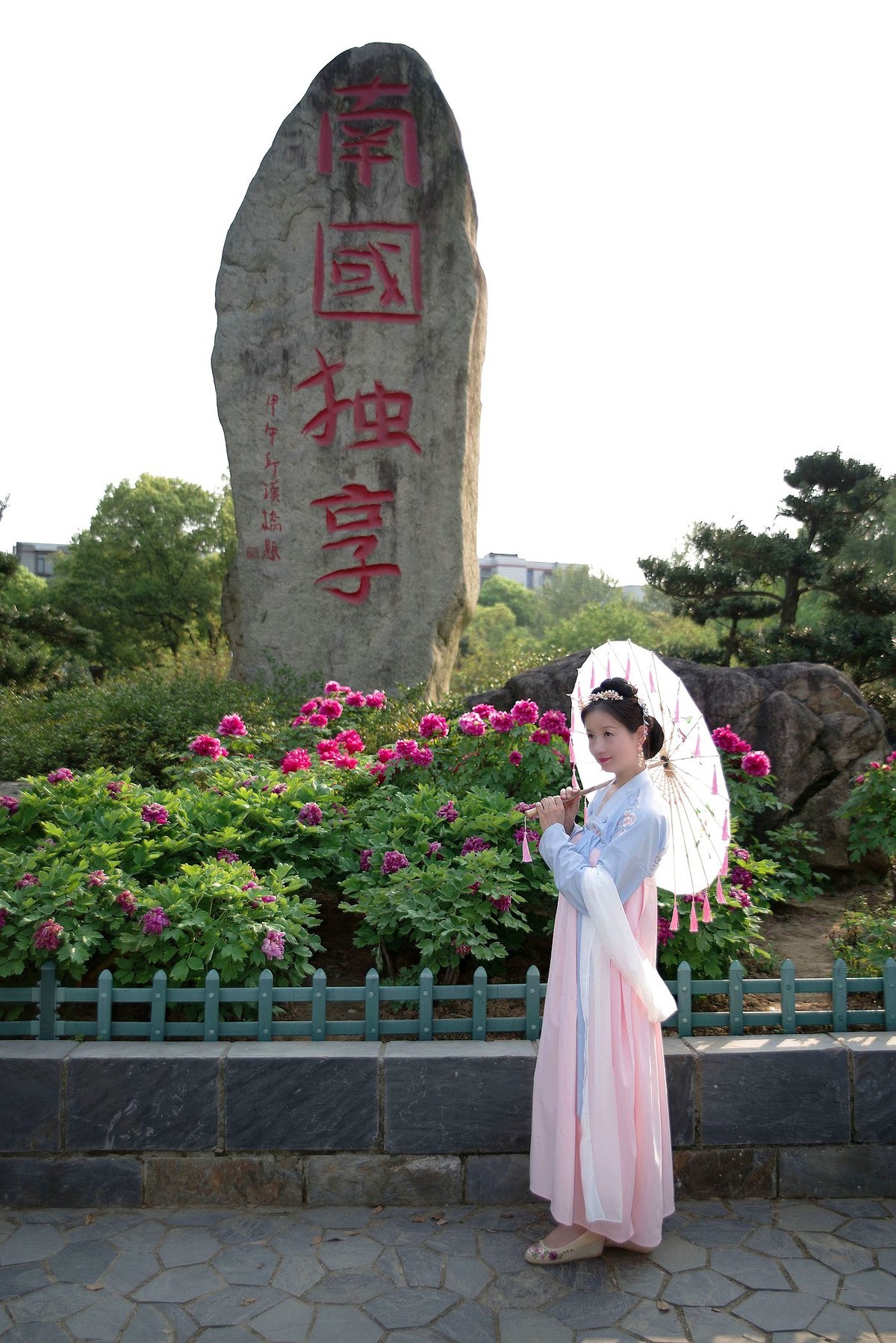 请假貼--环境人像外拍--美女老师赏花在东湖牡丹园！