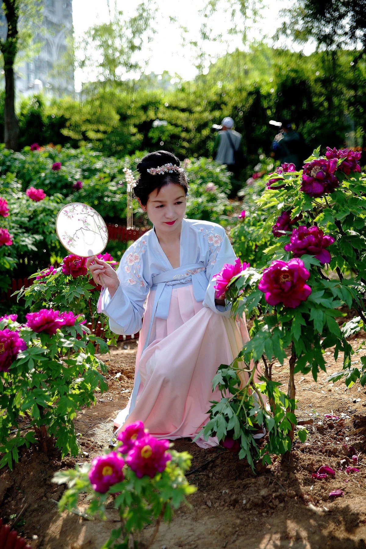 请假貼--环境人像外拍--美女老师赏花在东湖牡丹园！